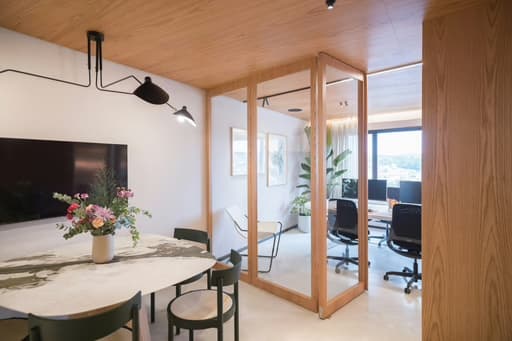 Bureau moderne avec postes de travail