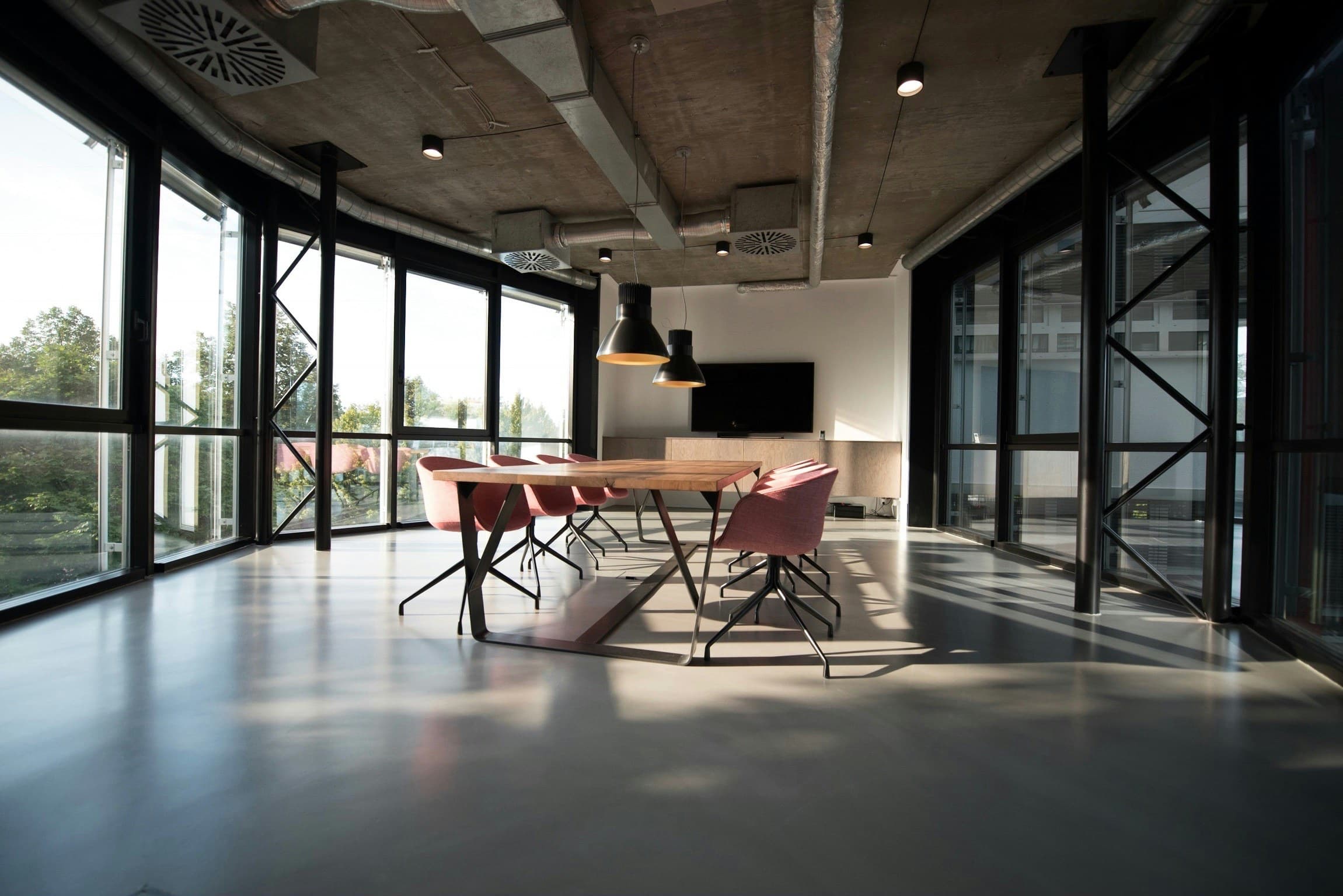 Salle de réunion moderne aux parois vitrées